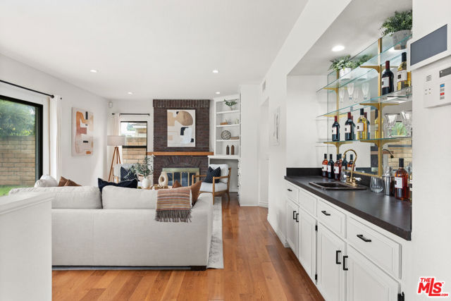 6514 S Copperwood Avenue, Inglewood CA: https://media.crmls.org/mediaz/4db73fff-c9ba-44c3-81ca-ec8d72c96c56.jpg