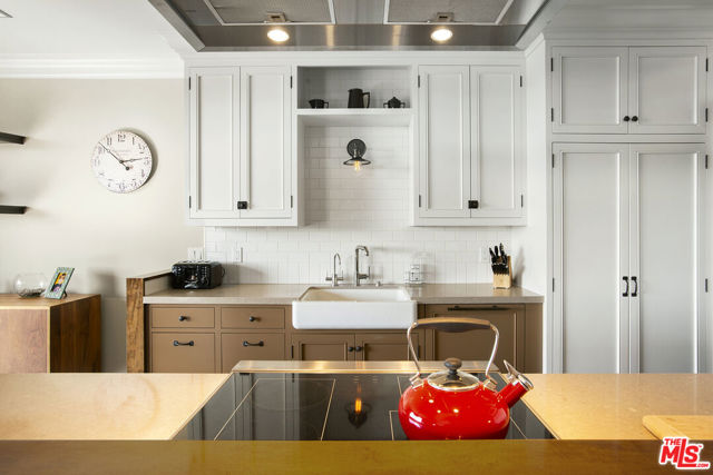 100 S Doheny Drive, Los Angeles CA: https://media.crmls.org/mediaz/4db7827c-7f0f-4d39-9ece-fbf17b450c98.jpg