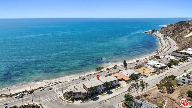 18002 Coastline Drive, Malibu CA: https://media.crmls.org/mediaz/4db78648-ac30-40b5-b7e0-8a1b1a34601c.jpg