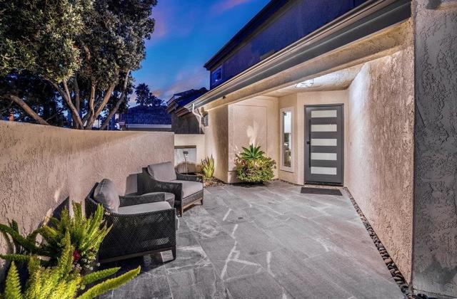 12 Mardi Gras Rd, Coronado CA: https://media.crmls.org/mediaz/4db7e8e9-904f-4c1f-b158-f6344eba6a9a.jpg