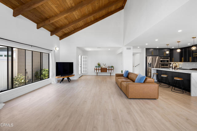 3960 W Hemlock Street, Oxnard CA: https://media.crmls.org/mediaz/4db83e79-cfeb-4ab0-bf2c-79ae07143d90.jpg