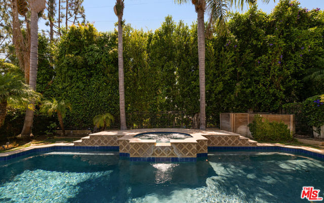265 N Kenter Avenue, Los Angeles CA: https://media.crmls.org/mediaz/4db8c556-2aca-4ddb-aaa7-40d33d00a2e0.jpg
