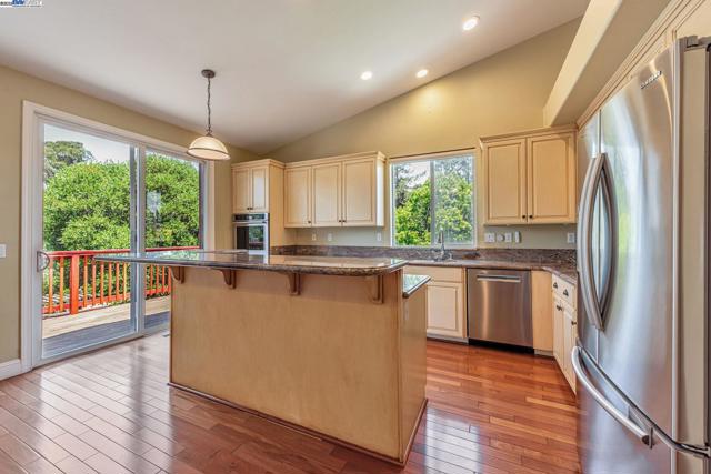 2578 Ridge Crest Ct., Castro Valley CA: https://media.crmls.org/mediaz/4db92dc5-910e-49a0-a55f-81b31787d6a5.jpg