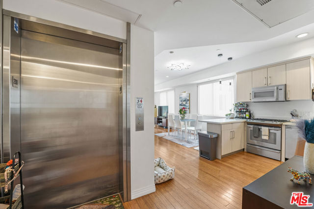 819 HOLT Avenue, Los Angeles CA: https://media.crmls.org/mediaz/4db9f689-9ee2-4019-93c9-bfe2592e9eea.jpg