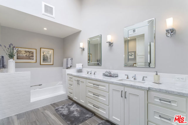 13080 Mindanao Way, Marina del Rey CA: https://media.crmls.org/mediaz/4dba6cb9-a788-4d57-bc66-3bc40595a665.jpg