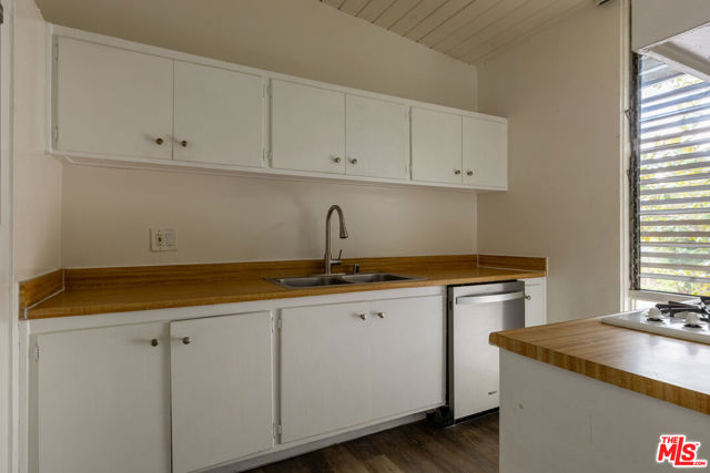 11133 Rose Avenue, Los Angeles CA: https://media.crmls.org/mediaz/4dbbc8a2-2464-462d-b926-df526c081957.jpg