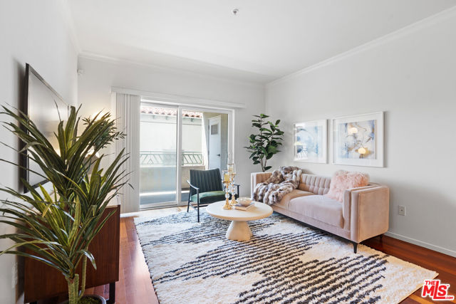 906 S Serrano Avenue, Los Angeles CA: https://media.crmls.org/mediaz/4dbc5cbd-5569-418a-ac05-8144b1052c74.jpg