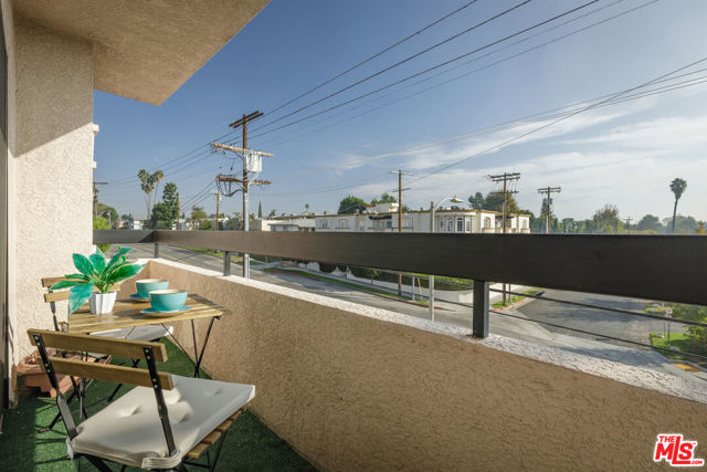 4829 Whitsett Avenue, Valley Village CA: https://media.crmls.org/mediaz/4dbc603d-841b-4813-882e-80988149ef69.jpg