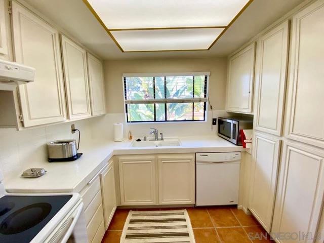 1905 Alga Rd, Carlsbad CA: https://media.crmls.org/mediaz/4dbc9c7a-1243-41bc-b57d-40271a1f6e8f.jpg