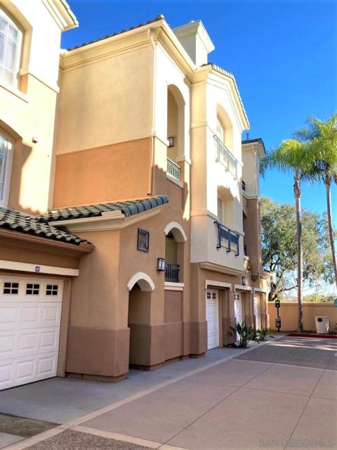 12374 Carmel Country Rd, San Diego CA: https://media.crmls.org/mediaz/4dbca295-122b-4c63-997e-a7375f5027bb.jpg