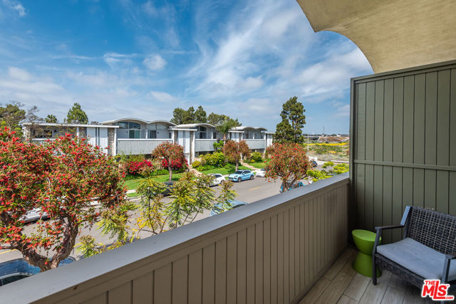 4801 La Villa Marina, Marina del Rey CA: https://media.crmls.org/mediaz/4dbe4032-0457-44c1-afac-f6506bfad968.jpg