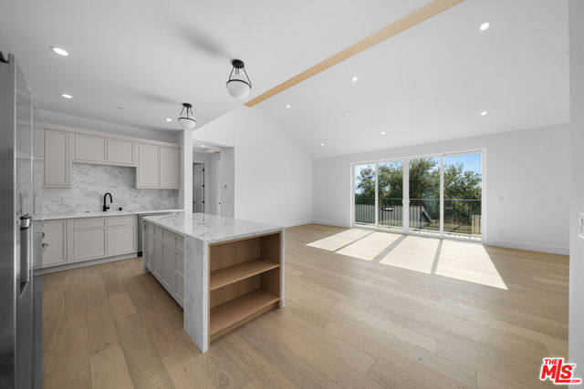 1688 N Sierra Bonita Avenue, Pasadena CA: https://media.crmls.org/mediaz/4dbecb03-39b2-40d7-83d2-d30b8ba6c16e.jpg