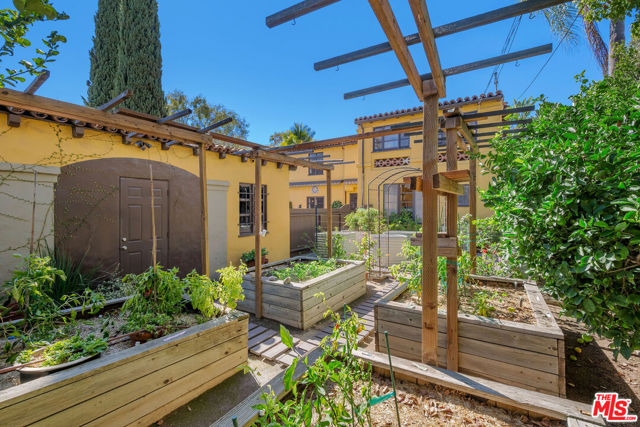 500 N Las Palmas Avenue, Los Angeles CA: https://media.crmls.org/mediaz/4dbf46cc-40d2-405d-bb35-b3b322e1af45.jpg