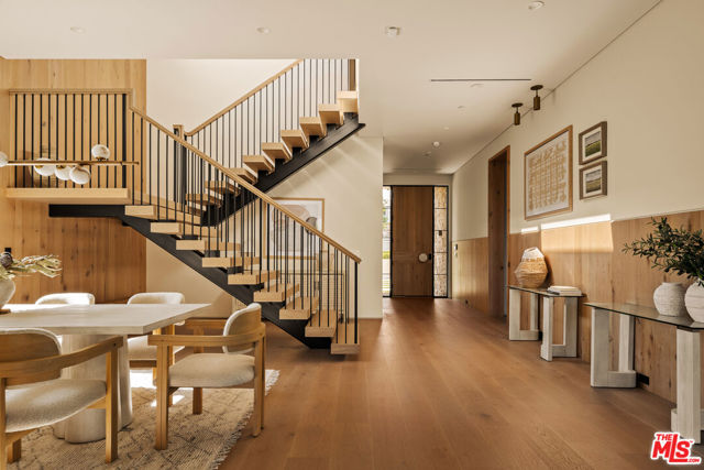 11556 Blix Street, Valley Village CA: https://media.crmls.org/mediaz/4dbff237-43b8-49f8-992b-b68a8ac06093.jpg