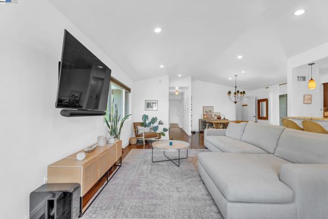 6400 Mokelumne Ave, Oakland CA: https://media.crmls.org/mediaz/4dc030ea-8cab-4db4-990e-ee265d5dcffc.jpg