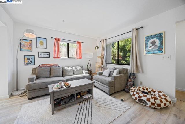 21000 Ocean View Dr, Hayward CA: https://media.crmls.org/mediaz/4dc0ac09-fac1-4928-8b6e-6f8f42b20d3d.jpg