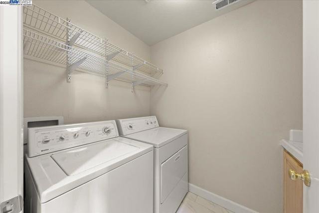 253 Bellington Cmn, Livermore CA: https://media.crmls.org/mediaz/4dc0ad78-0cd3-48a3-8bd3-7fe505917a2a.jpg