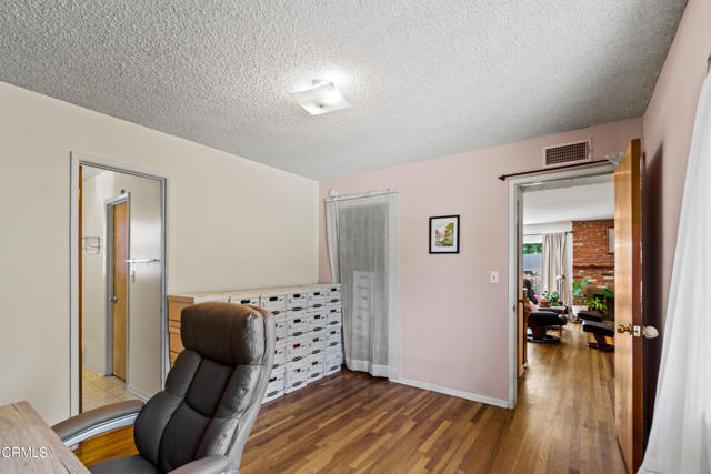6449 Quakertown Avenue, Woodland Hills CA: https://media.crmls.org/mediaz/4dc15011-ce74-4900-a377-77feb33671ed.jpg