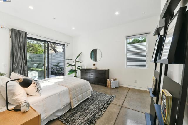 Image 32 of 51 For 730 Henry Street