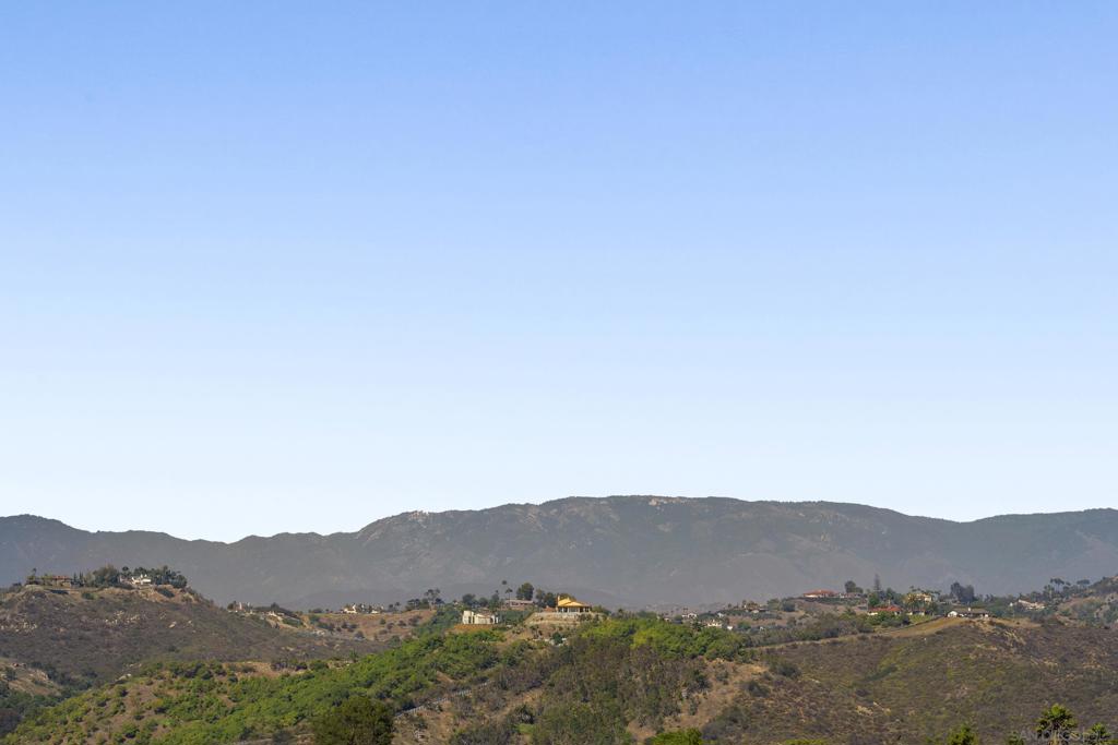 https://media.crmls.org/mediaz/4dc22d7e-3474-441b-a2a7-3586627540e8.jpg?preset=X-Large