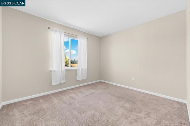 240 Alta St, Brentwood CA: https://media.crmls.org/mediaz/4dc29e82-f63f-42ad-ab17-ef8bbea2d795.jpg