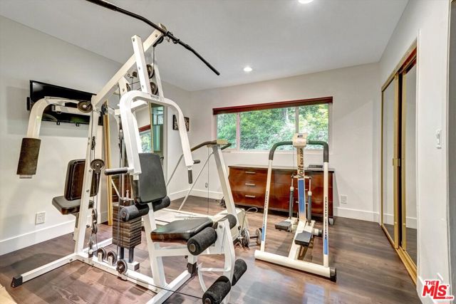 3530 Royal Woods Drive, Sherman Oaks CA: https://media.crmls.org/mediaz/4dc33423-1bde-40c3-bdf4-5b6a75e655c6.jpg
