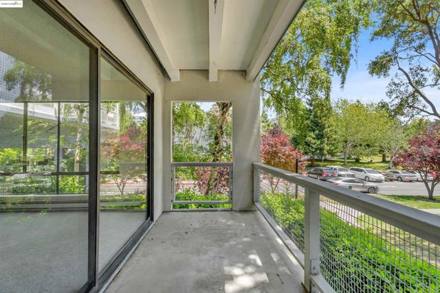 7 Commodore Dr, Emeryville CA: https://media.crmls.org/mediaz/4dc338d9-5cb3-4f3d-be68-20c5b03081d1.jpg