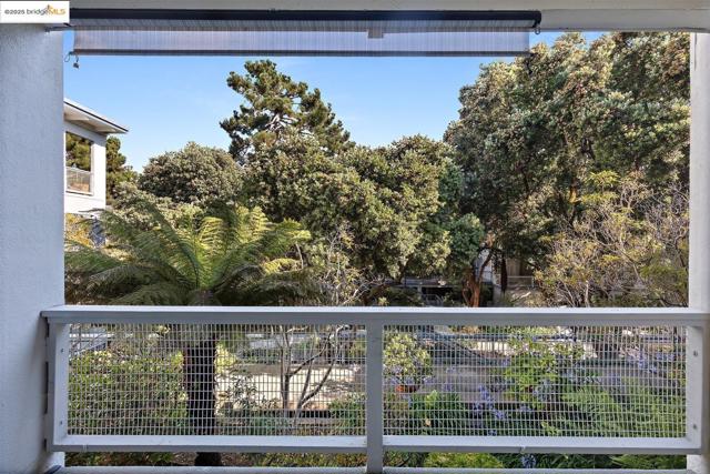 7 Commodore DR, Emeryville CA: https://media.crmls.org/mediaz/4dc36b65-57a7-4a09-a0ad-8caa68198e10.jpg