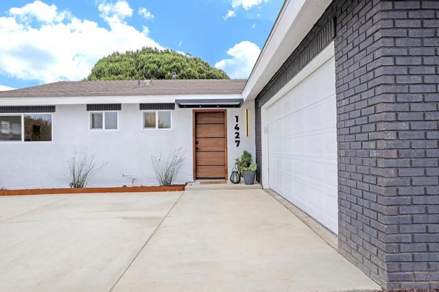 1427 Signal Ave, San Diego CA: https://media.crmls.org/mediaz/4dc39599-0df3-4c44-8cab-1455fdd1ab65.jpg