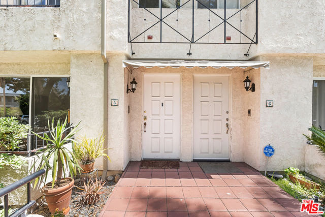 2405 34th Street, Santa Monica CA: https://media.crmls.org/mediaz/4dc4c70e-8a3c-40fd-8bda-4f7754c5c724.jpg
