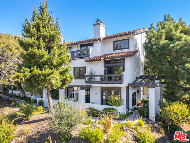 1622 Michael Lane, Pacific Palisades CA: https://media.crmls.org/mediaz/4dc5960f-8c27-4b28-ac77-1af3b12af40c.jpg