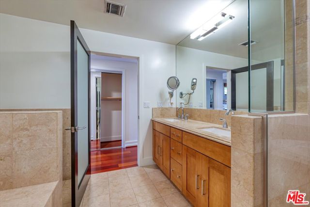 130 N Swall Drive, Beverly Hills CA: https://media.crmls.org/mediaz/4dc5a269-4ce8-4721-b685-f87aa95fe3cc.jpg