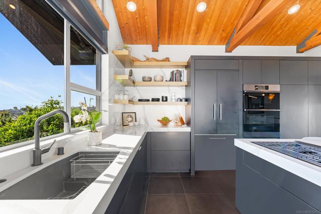5259 Pacifica Dr, San Diego CA: https://media.crmls.org/mediaz/4dc5f1bf-f8e3-43e9-8416-057139575633.jpg