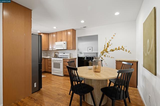 6944 Cedar Ln, Dublin CA: https://media.crmls.org/mediaz/4dc6a1fe-a631-48fe-9fe5-3e25bc3fe1ee.jpg