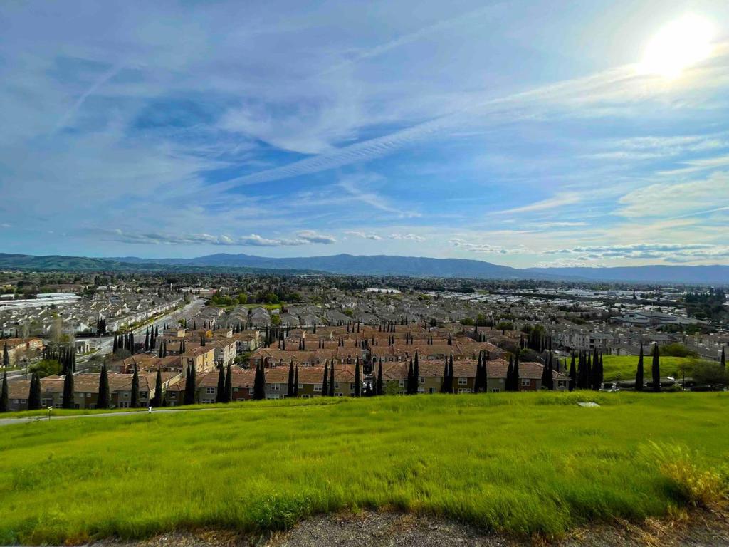 https://media.crmls.org/mediaz/4dc70bf3-25ff-4711-a264-389a32432dda.jpg?preset=X-Large