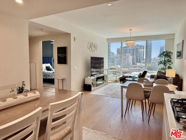 877 Francisco Street, Los Angeles CA: https://media.crmls.org/mediaz/4dc7fbb6-120a-4ec7-a421-1656744589e1.jpg
