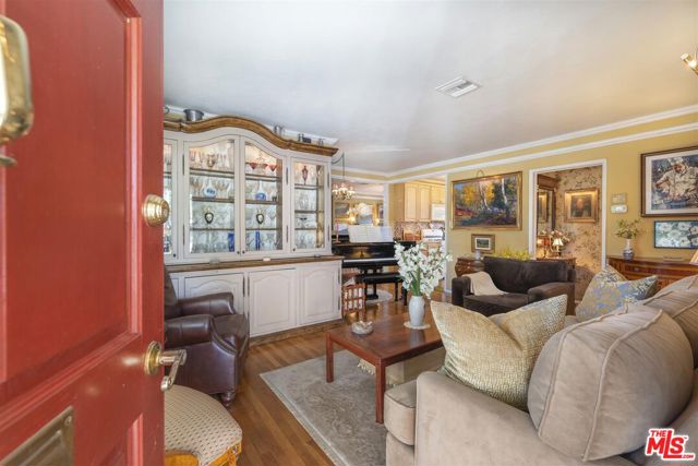 5967 Alonzo Avenue photo 4