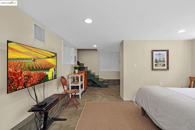 1047 Ranleigh Way, Piedmont CA: https://media.crmls.org/mediaz/4dc8be75-3757-4644-92be-831e0394a721.jpg