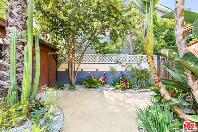 4171 Kraft Avenue, Studio City CA: https://media.crmls.org/mediaz/4dc91776-4d46-4e31-bf13-71d89e9fd22b.jpg
