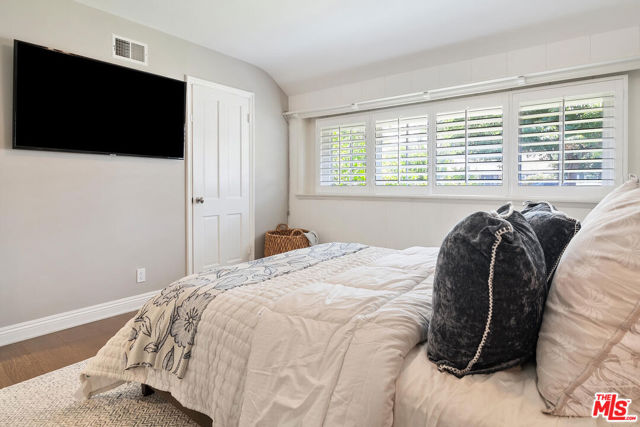 4909 Encino Terrace, Encino CA: https://media.crmls.org/mediaz/4dc9a69d-000c-40a7-a50b-475e2a30cdb9.jpg