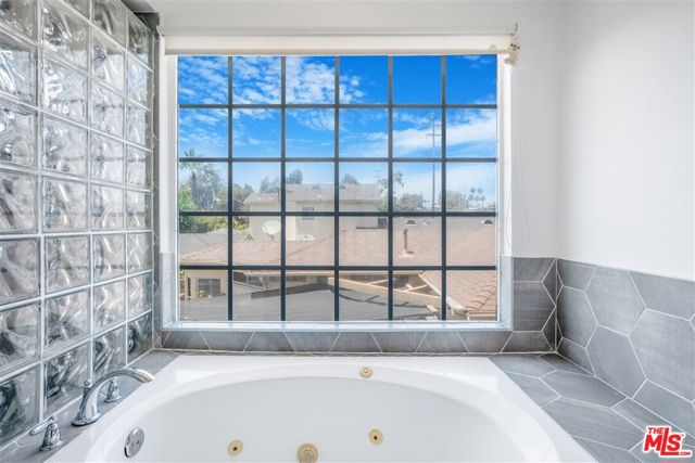 2481 S Bundy Drive, Los Angeles CA: https://media.crmls.org/mediaz/4dc9daa3-b31a-486a-adca-a42fe4af0abf.jpg