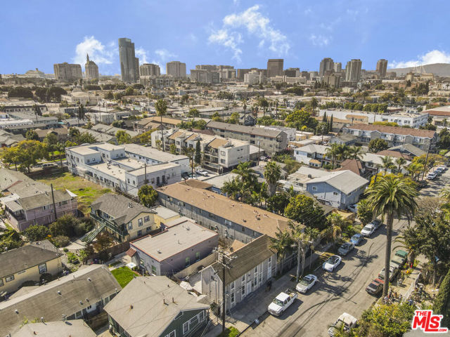 1060 E 6th Street, Long Beach CA: https://media.crmls.org/mediaz/4dca5c10-f1b7-4330-bab5-ba05930e68e6.jpg