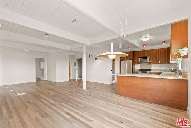 4950 Marmol Drive, Woodland Hills CA: https://media.crmls.org/mediaz/4dcc557d-4025-437e-87f7-bb6f0c2070dd.jpg