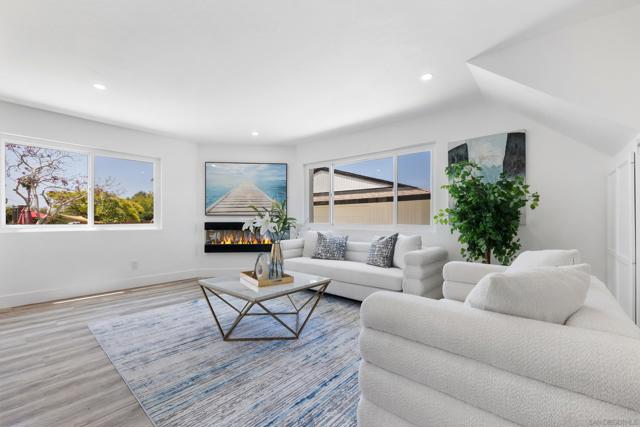 2537 Davis Ave, Carlsbad CA: https://media.crmls.org/mediaz/4dcc583b-d466-493f-bdae-d7b472591673.jpg