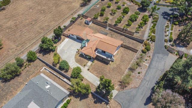 1736 Bellington Lane, Fallbrook CA: https://media.crmls.org/mediaz/4dcde121-0e34-4d0f-9d33-11b9007ea8b8.jpg