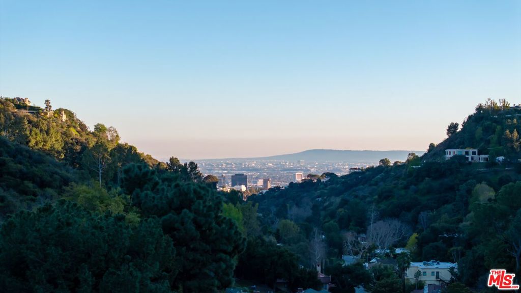 https://media.crmls.org/mediaz/4dce7785-9da0-434e-8ae4-5aef452ce9e8.jpg?preset=X-Large