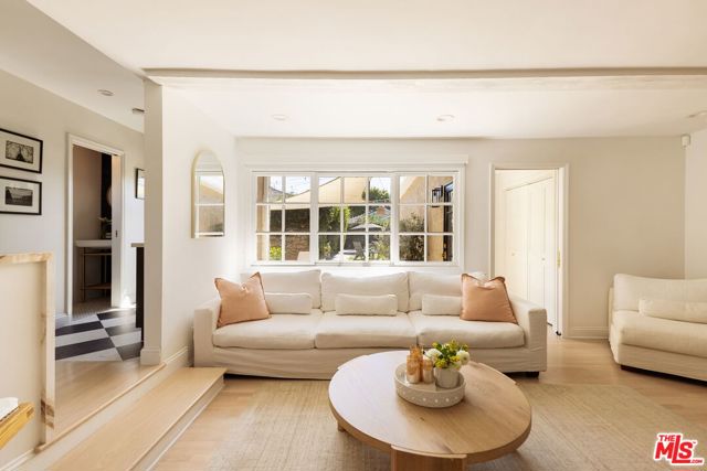 13128 Hartsook Street, Sherman Oaks CA: https://media.crmls.org/mediaz/4dcf2c45-c454-4d86-a217-66a3f47614fa.jpg