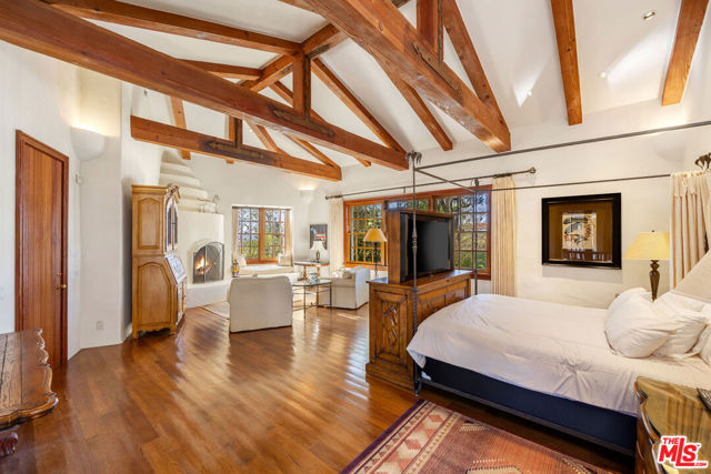 25127 Jim Bridger Road, Hidden Hills CA: https://media.crmls.org/mediaz/4dcf6902-0ed1-4a67-a529-368d23b4e5c2.jpg