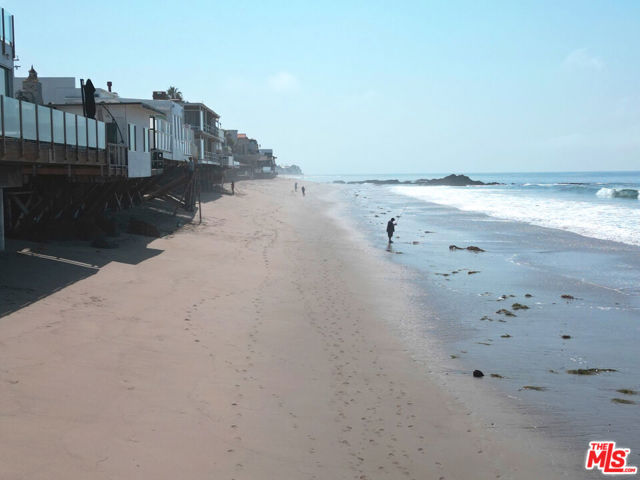 25200 Malibu Road, Malibu CA: https://media.crmls.org/mediaz/4dd014df-58a6-407a-8c19-f3a2dc5a8295.jpg