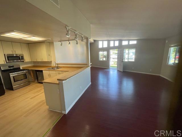 Detail Gallery Image 4 of 13 For 769 Magnolia a,  Carlsbad,  CA 92008 - 2 Beds | 2 Baths